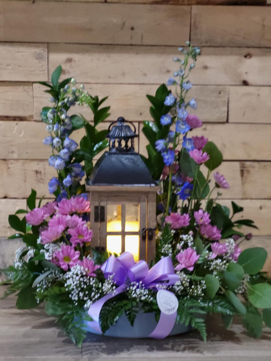 arrangement avec lanterne rose et mauve